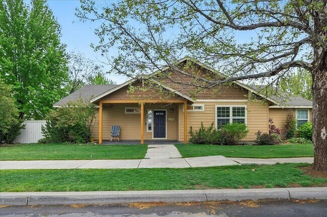 Foto del edificio - Sunny & Spacious 3BR/2BA Home with Fenced Yard