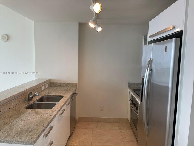 Foto del edificio - 601 NE 36th St