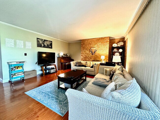 Foto del edificio - 1617 Maple Terrace