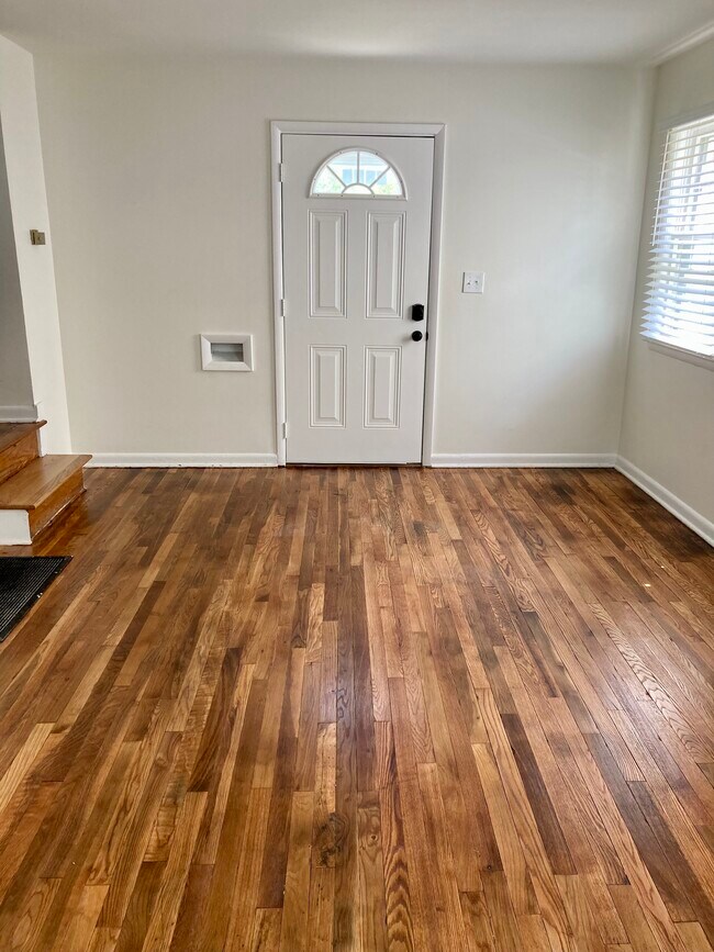 Main Entry - 2810 Ruhl Ave