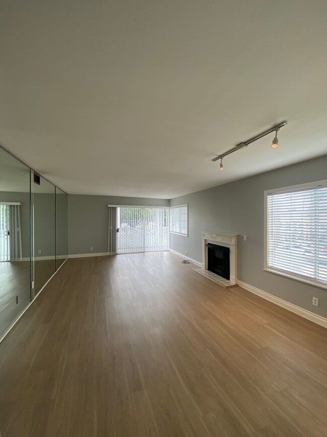 Building Photo - Alamitos Beach Spacious Condo