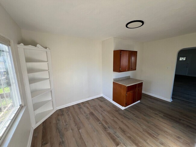 Building Photo - 4-bedroom, 1-bathroom home ready for new t...
