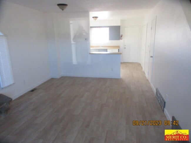 Building Photo - Townhome