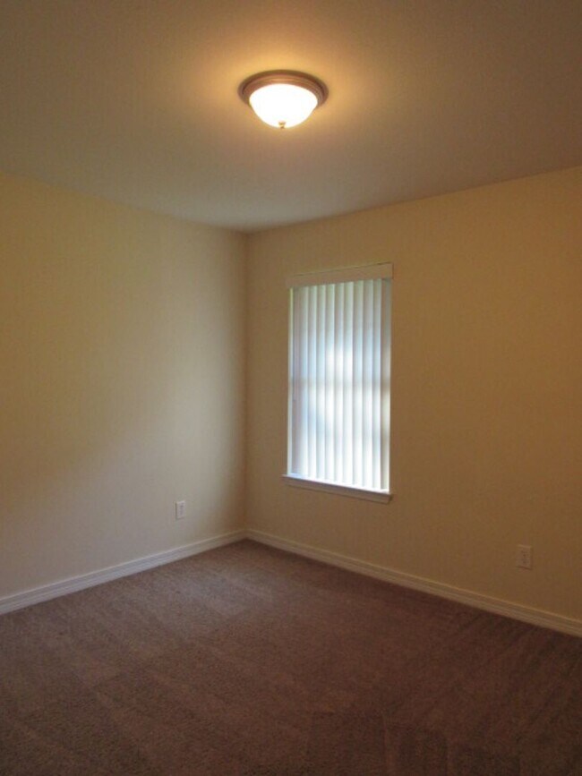 Building Photo - Easy access to shopping, I-10 & Navy Feder...