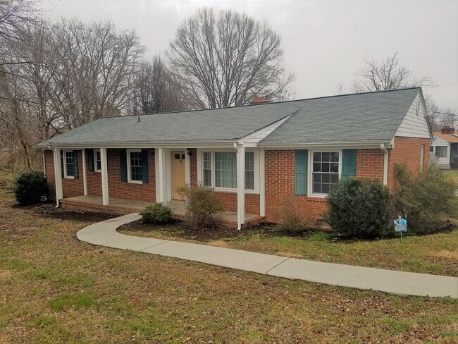Foto del edificio - Large 3 bedroom brick rancher with 1.5 bathrooms.
