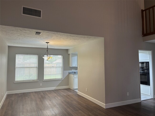 Building Photo - 2942 Jenny Dr