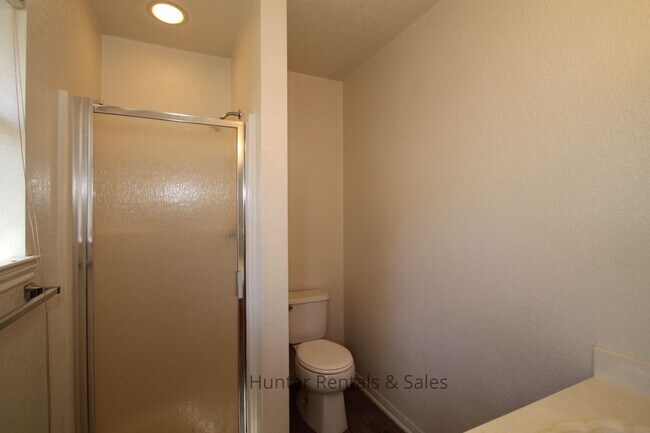 Foto del edificio - 921 Rosewood Dr