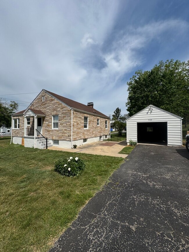 Building Photo - Unique and pristine home for rent in Cave ...