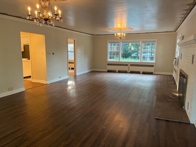 Foto del edificio - 3323 Lakeshore Dr