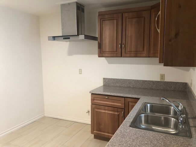 Kitchen - 4859 Canoga St
