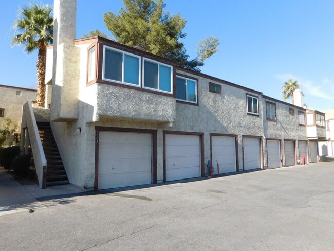 Building Photo - Spacious 2 bedroom- no neighbors under you !!