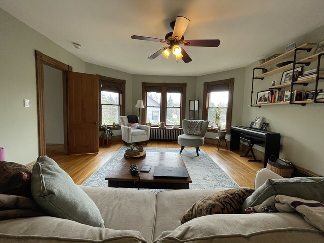Living room - 259 Naubuc Ave