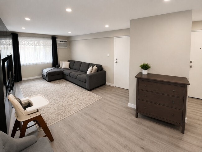Photo - 8810 Briar Ct (Des Plaines, IL) Apartment