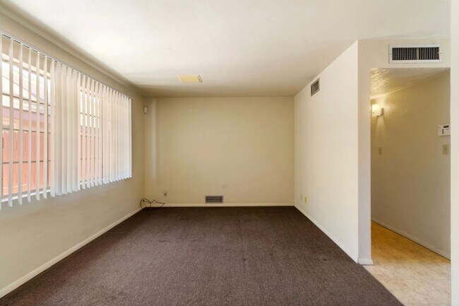 Building Photo - Charming Townhome near UA
