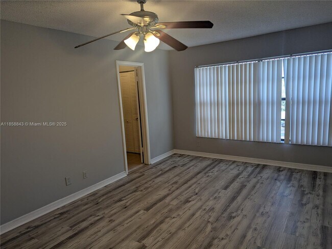 Foto del edificio - 2588 Coral Springs Dr