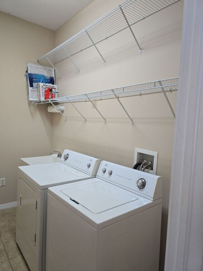 Foto del edificio - $200 Off First Full months Rent-Charming 3-Bedroom, 2-Bathroom Single-Family Pool Home in New Por...