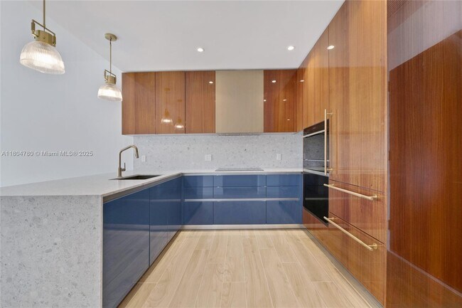 Building Photo - 2678 Tigertail Ave