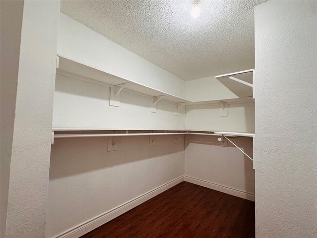 Foto del edificio - 3230 Meadway Dr