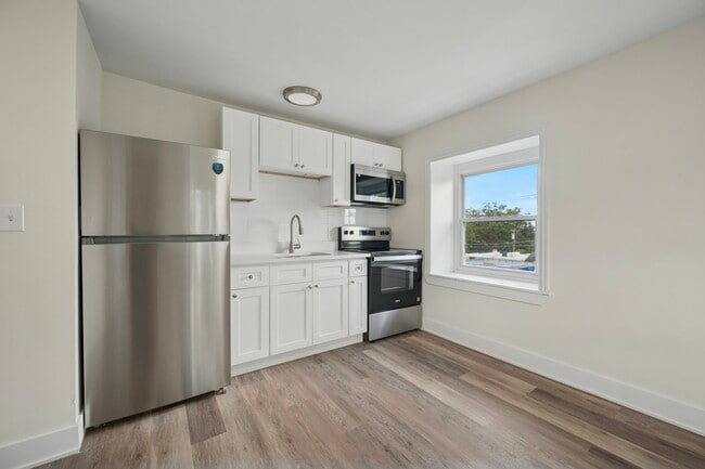 Building Photo - 109 W Queen Ln