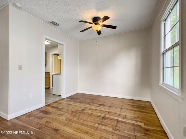 Foto del edificio - Renovated 3 bedroom/1 bathroom home with l...