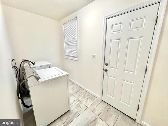 Building Photo - 2000 McHenry St