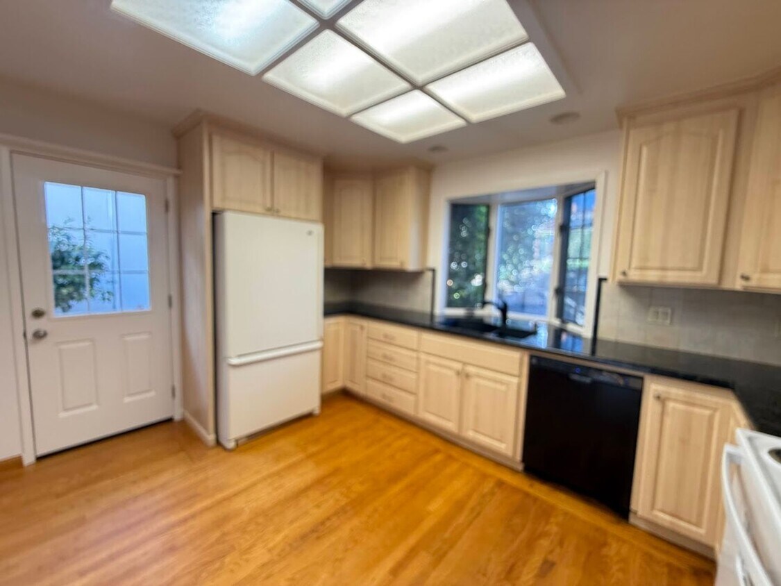 Foto principal - Charming 3-4 Bed/3 Bath Home in Belmont wi...