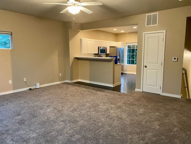 Foto del edificio - Sublease - 3 Bedroom Ankeny Townhome Avail...