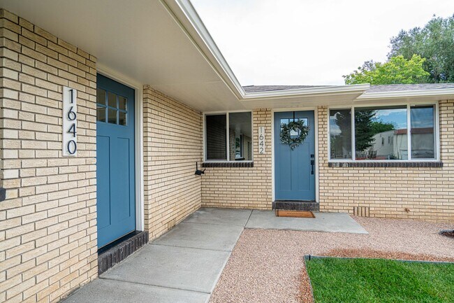 Foto del edificio - Charming Fully Remodeled 2 Bedroom, 1 Bath Duplex