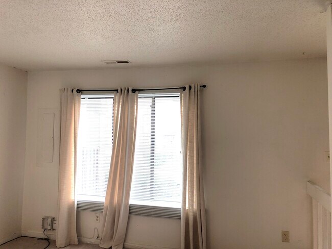 Foto del edificio - 242 Bridgewater Dr