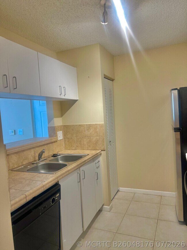 Foto del edificio - 1743 Village Blvd