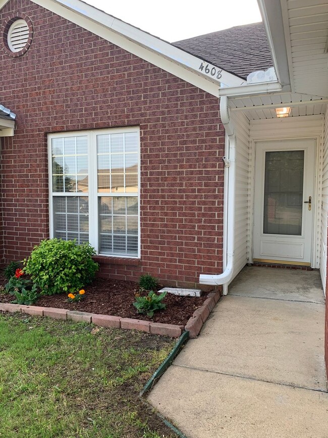 Building Photo - 3 Bed 2 Bath/2 Car Garage and Fenced in Yard!