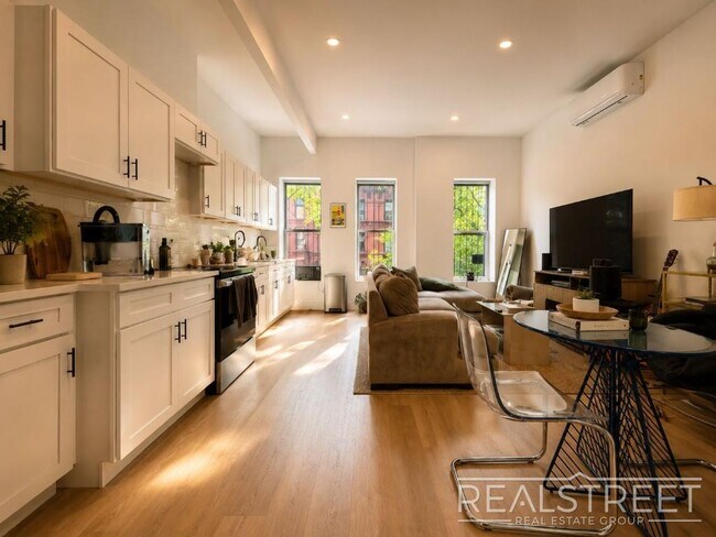 Foto del edificio - Top Floor 2 Bed in Renovated Brownstone with Washer/Dryer, Split AC & Tall Ceilings