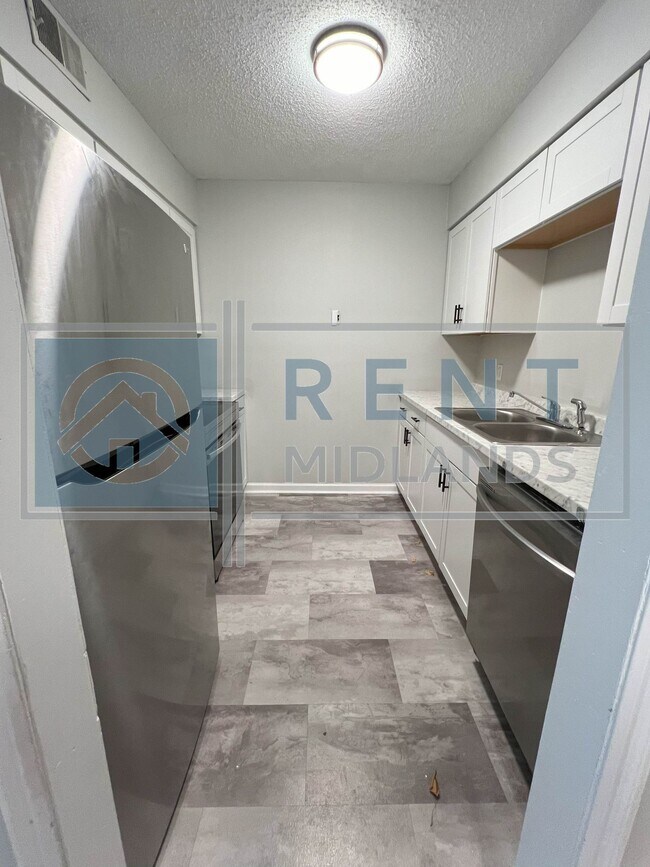 Foto del edificio - COMING SOON: Newly Renovated 2 Bedroom Apa...