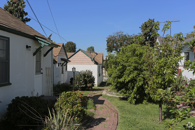 Building Photo - The Village Square