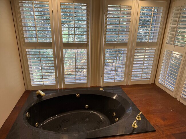 Building Photo - 833 Williamsburg Dr