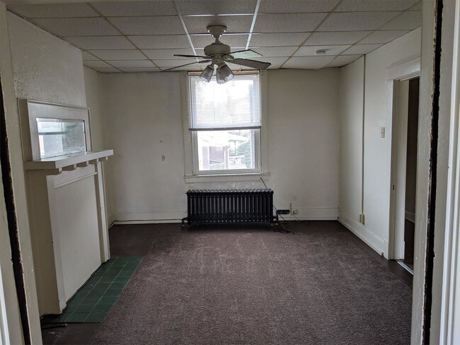 Building Photo - 402-404 Center St