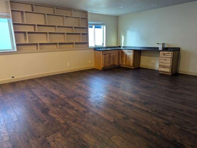 Building Photo - 772 1470 W