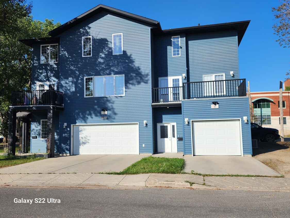 Building Three-Storey - 2282 Toronto St
