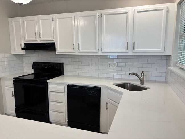 Building Photo - Move-in ready home in Old Oaks!