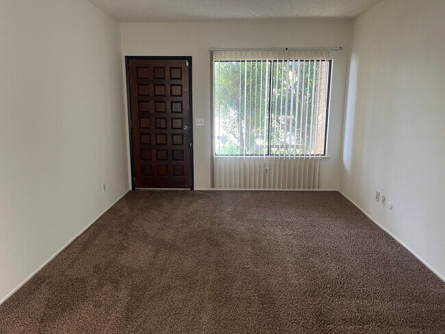 Foto del edificio - Clean 2 Bedroom, 1 Bath, 917 sqft., 1/2 Plex in Twin Rivers Sacramento