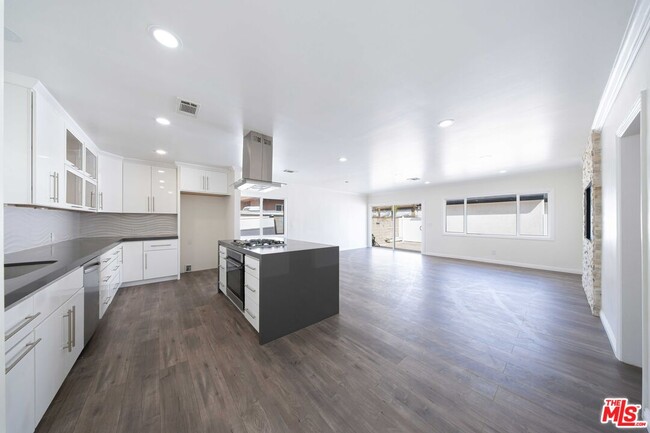 Foto del edificio - 8432 Glenoaks Blvd