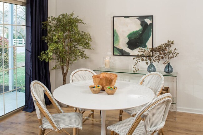 Comedor renovado en Westridge Gardens - Westridge Gardens Luxury Rental Apartments