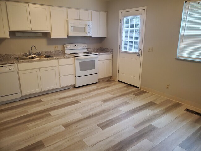 Kitchen - 20 Eastgate Ave
