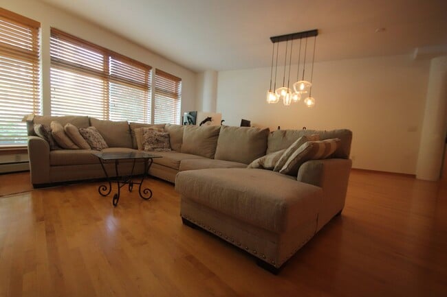 Building Photo - Trendy 1-Bedroom Loft in Rock Island Lofts...