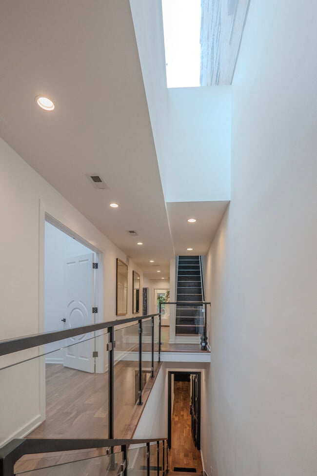 Building Photo - 22 E Elm St