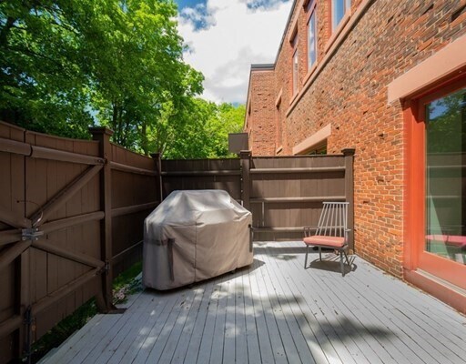 Foto del edificio - 100 Keyes Rd