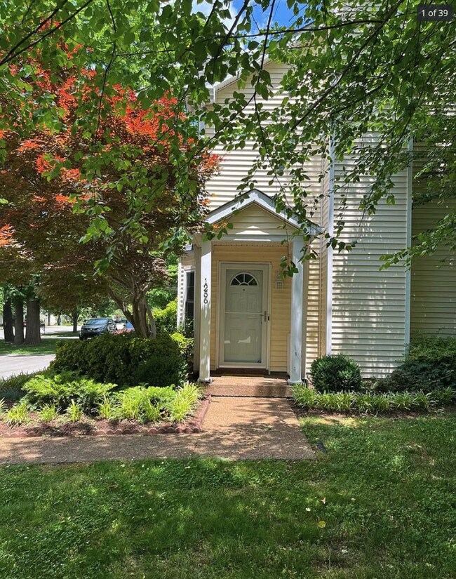 Foto del edificio - "Charming 2-Bedroom Retreat in Franklin with 1.5 Baths and Cozy 1244 Sq Ft Layout!"