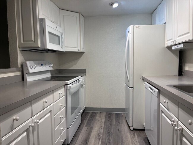 Foto del edificio - Comfy Habitat Condo in Central Federal Way!