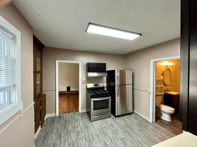 Building Photo - 213 S Lowell Ave