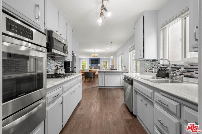 Building Photo - 14034 Valerio St